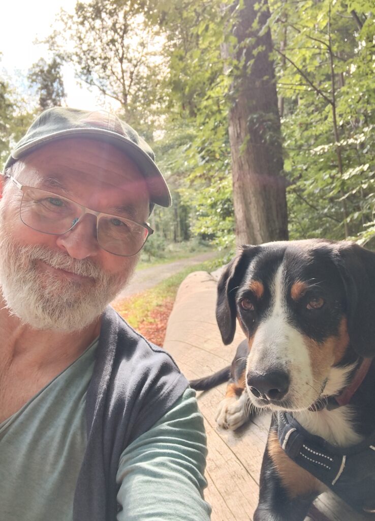 Mann und Hund im Wald